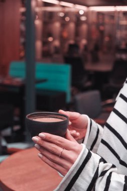 Masanın üzerinde bir fincan kahve. 