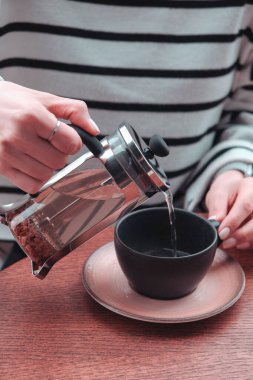 Masanın üzerinde bir fincan kahve. 