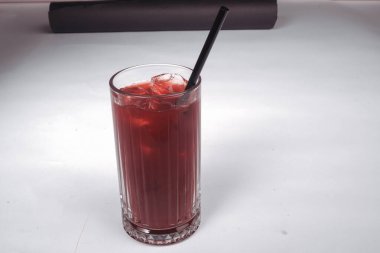 Masanın üzerinde bir fincan kahve. 