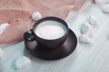 Masanın üzerinde bir fincan kahve. 