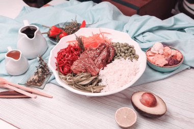 Sağlıklı karışık sebze salata kasesi