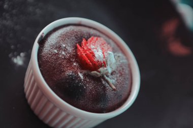 Masadaki çikolatalı sufle.