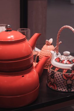 Çantalar, tabaklar mağazadaki rafta duruyor.