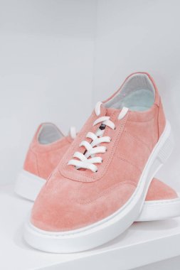 Ayakkabılar mağazadaki rafta.