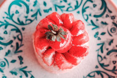 Lezzetli doğum günü pastası, el yapımı pasta.