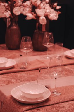 Mağazadaki rafta duran ev eşyaları