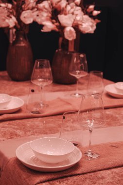 Mağazadaki rafta duran ev eşyaları