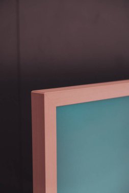 Mağazadaki rafta duran ev eşyaları