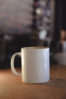 Masanın üzerinde bir fincan kahve. 