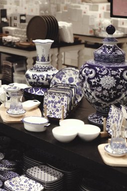 Mağazadaki rafta duran ev eşyaları