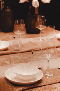 Mağazadaki rafta duran ev eşyaları