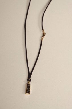 Parlak Elmas Kolyeler ve Altın Kolyeler