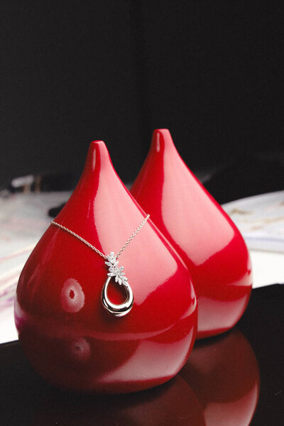 Роскошный бриллиант и золотые украшения