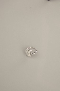 Kalın ve Zarif Elmas ve Altın İfade Parçaları