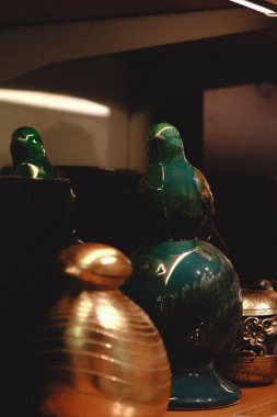 Mağazadaki rafta duran ev eşyaları