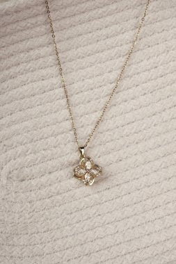 Parlak Elmas Kolyeler ve Altın Mücevherler