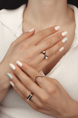 Gemstone 'lu zarif Altın ve Elmas Yüzükler