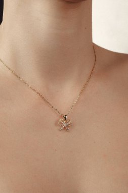 Gemstone 'lu zarif Altın ve Elmas Yüzükler