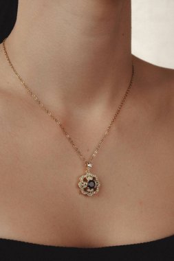 Gemstone 'lu zarif Altın ve Elmas Yüzükler