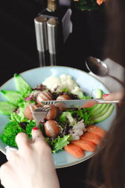Sebzeli, zeytinli, otlu ve yoğurt soslu falafel salatası kasesi..