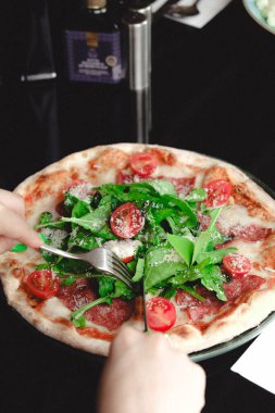 İtalya 'dan gurme karışık pizza.