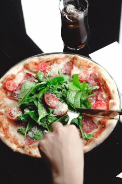 İtalya 'dan gurme karışık pizza.