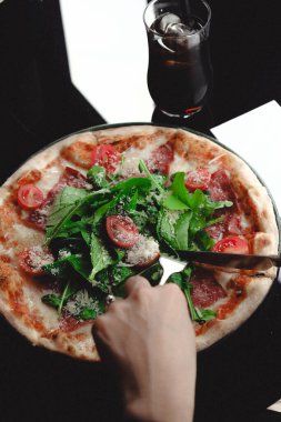 İtalya 'dan gurme karışık pizza.