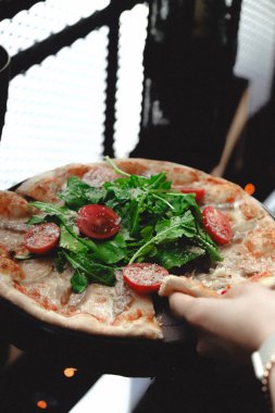 İtalya 'dan gurme karışık pizza.