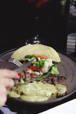 Taze ızgara biftek eti. 