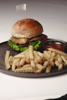 Taze Marul ve Domatesli Sulu Ev Yapımı Burger