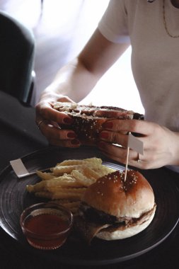 Taze pişmiş hamburgerle ızgara sebze ve çedar