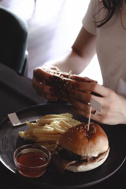 Taze pişmiş hamburgerle ızgara sebze ve çedar