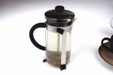 Masaya bir fincan bitki çayı.