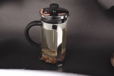 Masaya bir fincan bitki çayı.