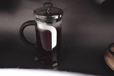 Masaya bir fincan bitki çayı.