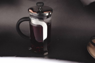 Masaya bir fincan bitki çayı.