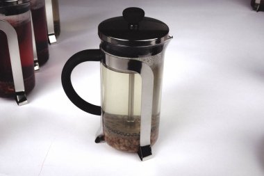 Masaya bir fincan bitki çayı.