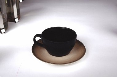 Masaya bir fincan kahve ve bitki çayı. 