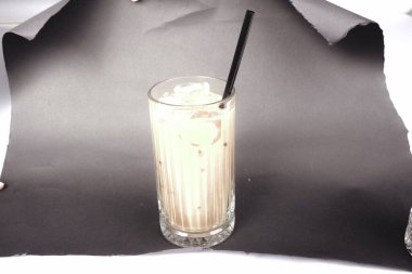 Sütlü buzlu kahve. Buzlu kahve. Elinde bir bardak buzlu kahve tutan kadın..