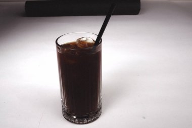 Sütlü buzlu kahve. Buzlu kahve. Elinde bir bardak buzlu kahve tutan kadın..