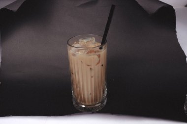 Sütlü buzlu kahve. Buzlu kahve. Elinde bir bardak buzlu kahve tutan kadın..