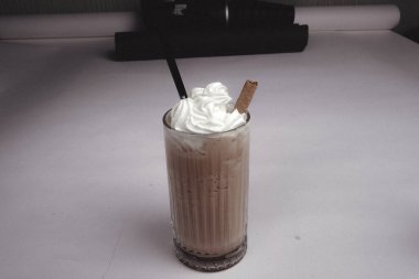 Yaz renkli meyve suyu ya da dondurulmuş meyve suyu. Sağlıklı, detoks içeceği konsepti.