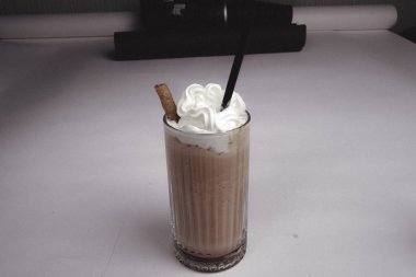 Yaz renkli meyve suyu ya da dondurulmuş meyve suyu. Sağlıklı, detoks içeceği konsepti.