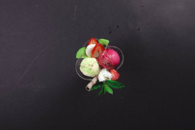 Bir bardak süt masada 