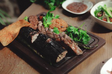 Otantik Türk Kebabı Canlı ve Ağız Sulama Detaylı Geleneksel Orta Doğu Mutfağı