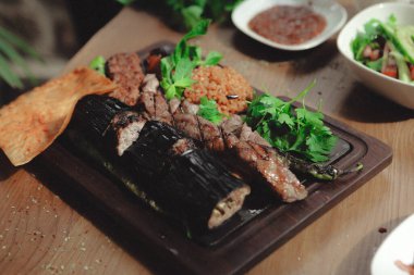 Otantik Türk Kebabı Canlı ve Ağız Sulama Detaylı Geleneksel Orta Doğu Mutfağı