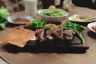 Otantik Türk Kebabı Canlı ve Ağız Sulama Detaylı Geleneksel Orta Doğu Mutfağı