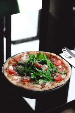 İtalya 'dan gurme karışık pizza.