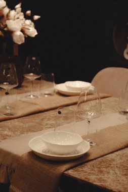 Mağazadaki rafta duran ev eşyaları