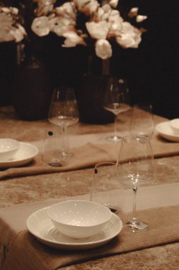 Mağazadaki rafta duran ev eşyaları